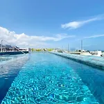 New! Luxury Top Floor Condo-Steps To 5Th-Fast Wifi