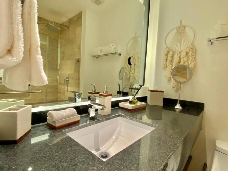 New! Luxury Floor Condo-steps To 5th-fast Wifi Apartamento Playa del Carmen